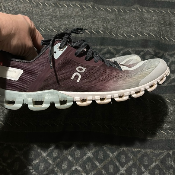 On Running Shoes - Almost New Women’s oncloud Cloudflow running shoes
